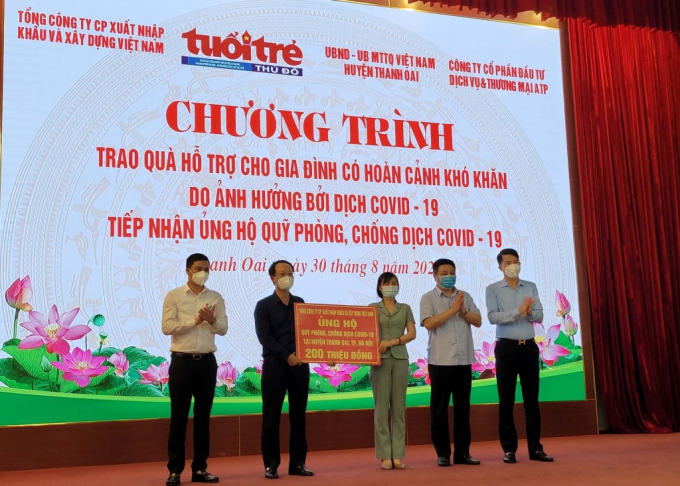 Ông Dương Văn Mậu, Phó TGĐ Vinaconex trao 200 triệu đồng tới quỹ phòng, chống Covid-19 huyện Thanh Oai.