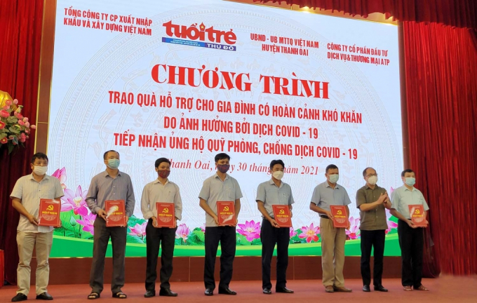 Đồng chí Nguyễn Mạnh Hưng, Tổng Biên tập báo Tuổi trẻ Thủ đô trao quà tới đại diện MTTQ các xã, thị trấn.