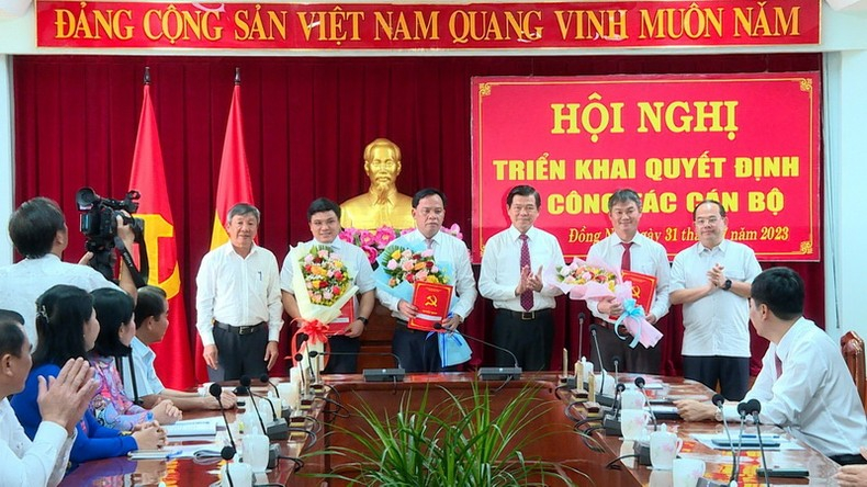 Ông Nguyễn Hồng Lĩnh - Ủy viên Trung ương Đảng, Bí thư Tỉnh ủy tỉnh Đồng Nai chúc mừng 3 cá nhân được chỉ định, bổ nhiệm.