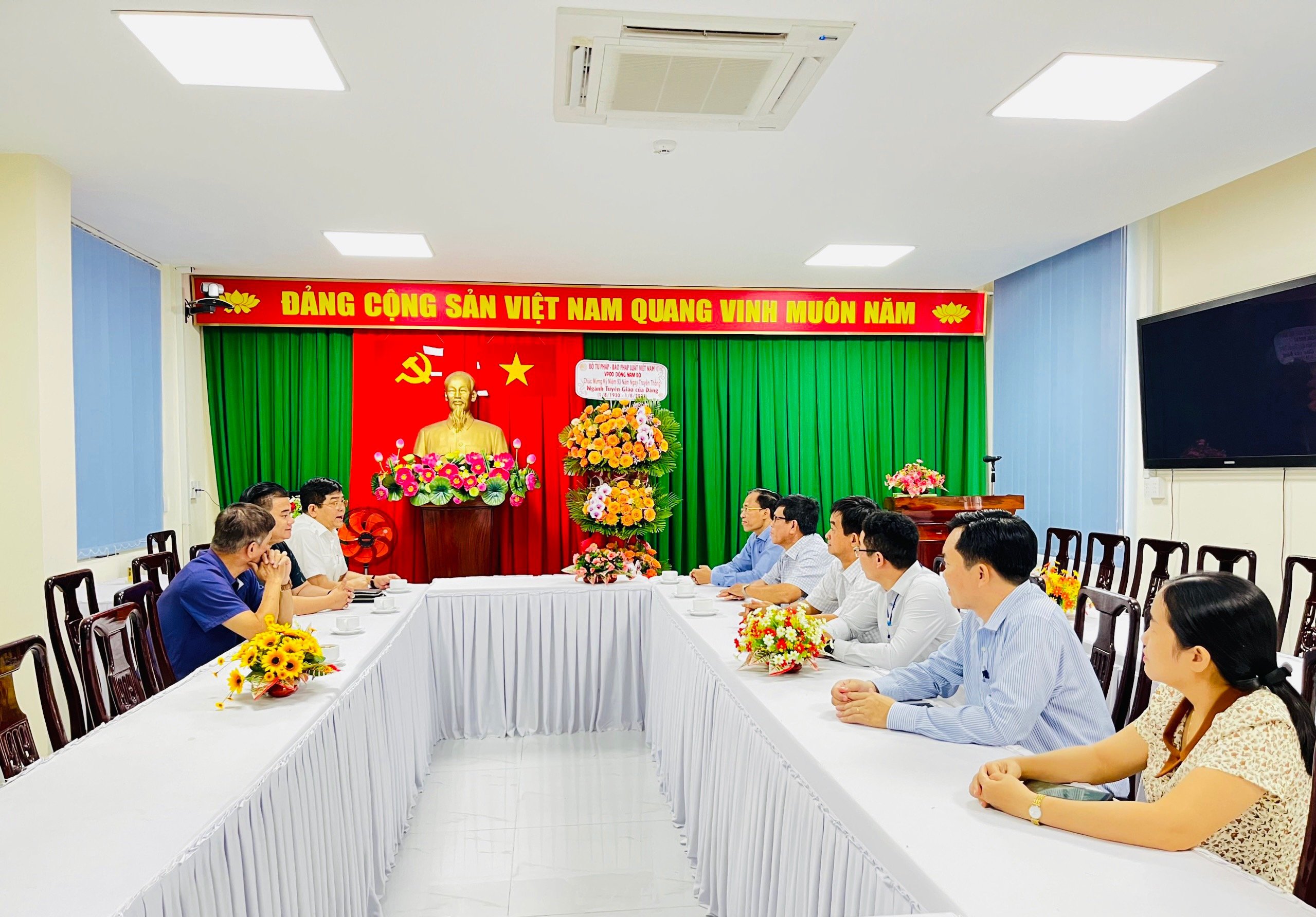 Ông Huỳnh Ngọc Hiếu – Trưởng Văn phòng đại diện Đông Nam Bộ, Báo Pháp luật Việt Nam phát biểu tại buổi gặp mặt.