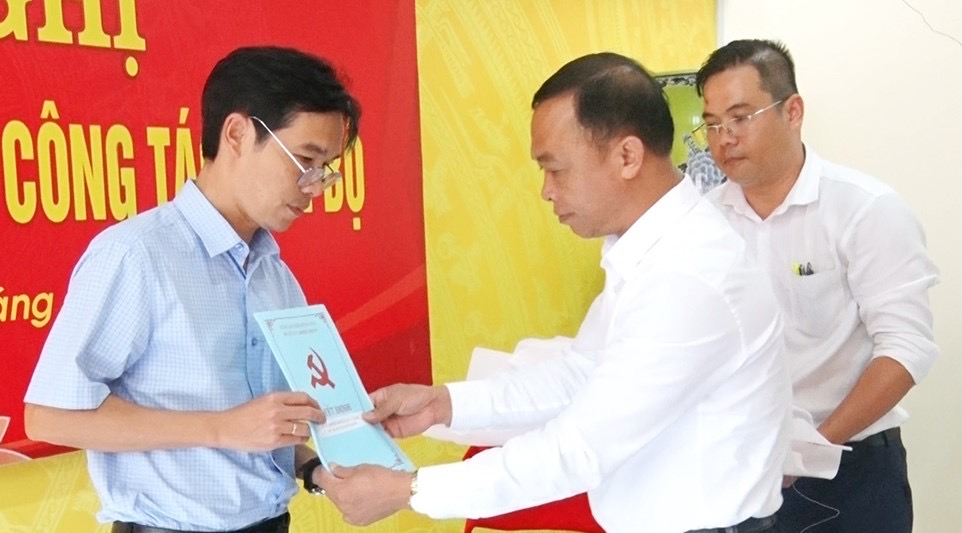 Ông Nguyễn Huy Du - Phó bí thư Thường trực Huyện uỷ, Chủ tịch HĐND huyện Thống Nhất trao quyết định bổ nhiệm cho ông Đặng Tuấn Mạnh.