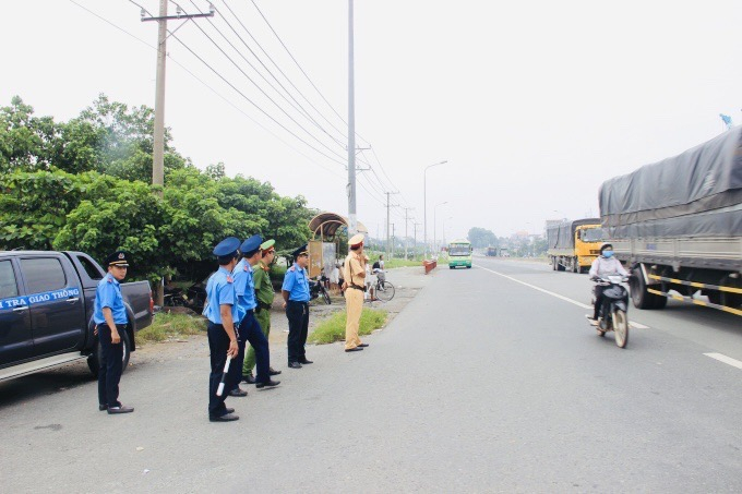 Lực lượng Thanh tra giao thông, Phòng Cảnh sát giao thông Công an tỉnh Đồng Nai kiểm tra xe khách hoạt động trên địa bàn tỉnh.