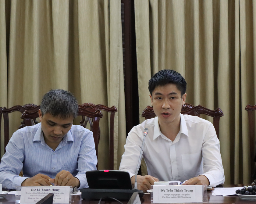 Ông Trần Thành Trung (bên phải) - đại diện Cục Công nghiệp, Bộ Công Thương.