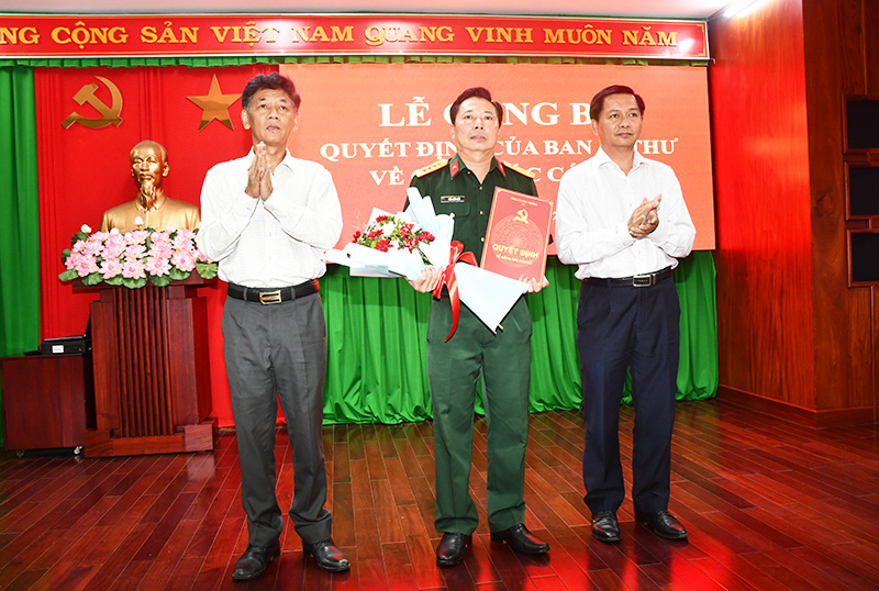 Bí thư Tỉnh ủy Sóc Trăng Lâm Văn Mẫn và Chủ tịch UBND tỉnh Trần Văn Lâu trao quyết định và chúc mừng Đại tá Trần Quốc Khởi.