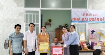 Sở Tư pháp Bình Thuận trao tặng cho hộ gia đình có hoàn cảnh khó khăn
