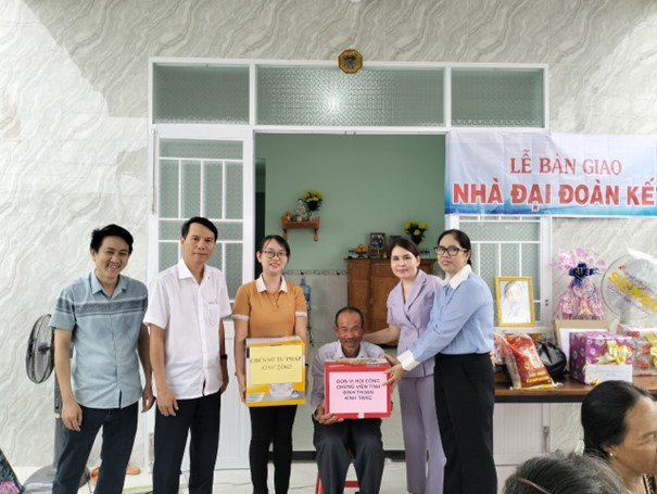 Bà Phạm Thị Minh Hiếu – Giám đốc Sở Tư pháp cùng đại diện Công đoàn  và Hội Công chứng viên tỉnh Bình Thuận tặng quà cho gia đình ông Kháng