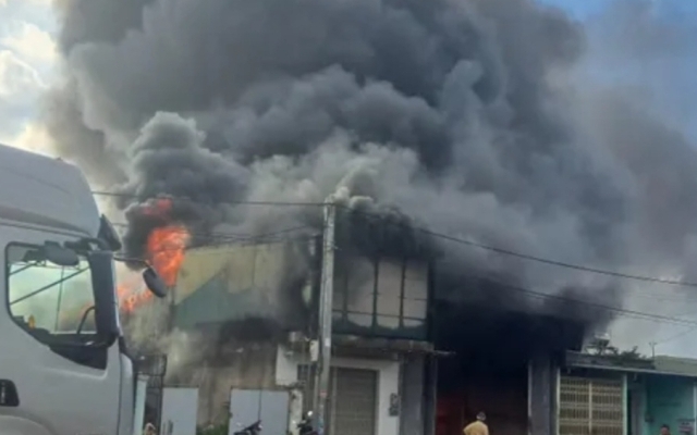Gia Lai: Bà hỏa thiêu rụi kho hàng, cháy lan sang nhà bên cạnh