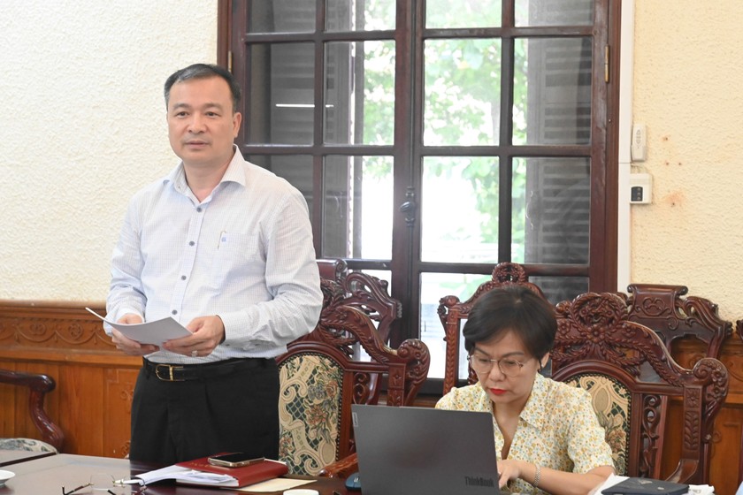 Vụ trưởng Vụ Các vấn đề chung về xây dựng pháp luật Nguyễn Hồng Tuyến trình bày báo cáo.