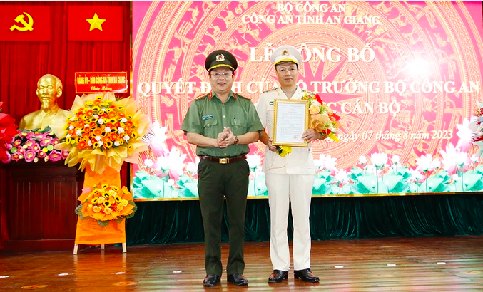 Thừa ủy quyền của Bộ trưởng Bộ Công an, Đại tá Lâm Phước Nguyên, Giám đốc Công an tỉnh An Giang trao quyết định cho Đại tá Nguyễn Thanh Hà (Ảnh: Tiến Tầm).