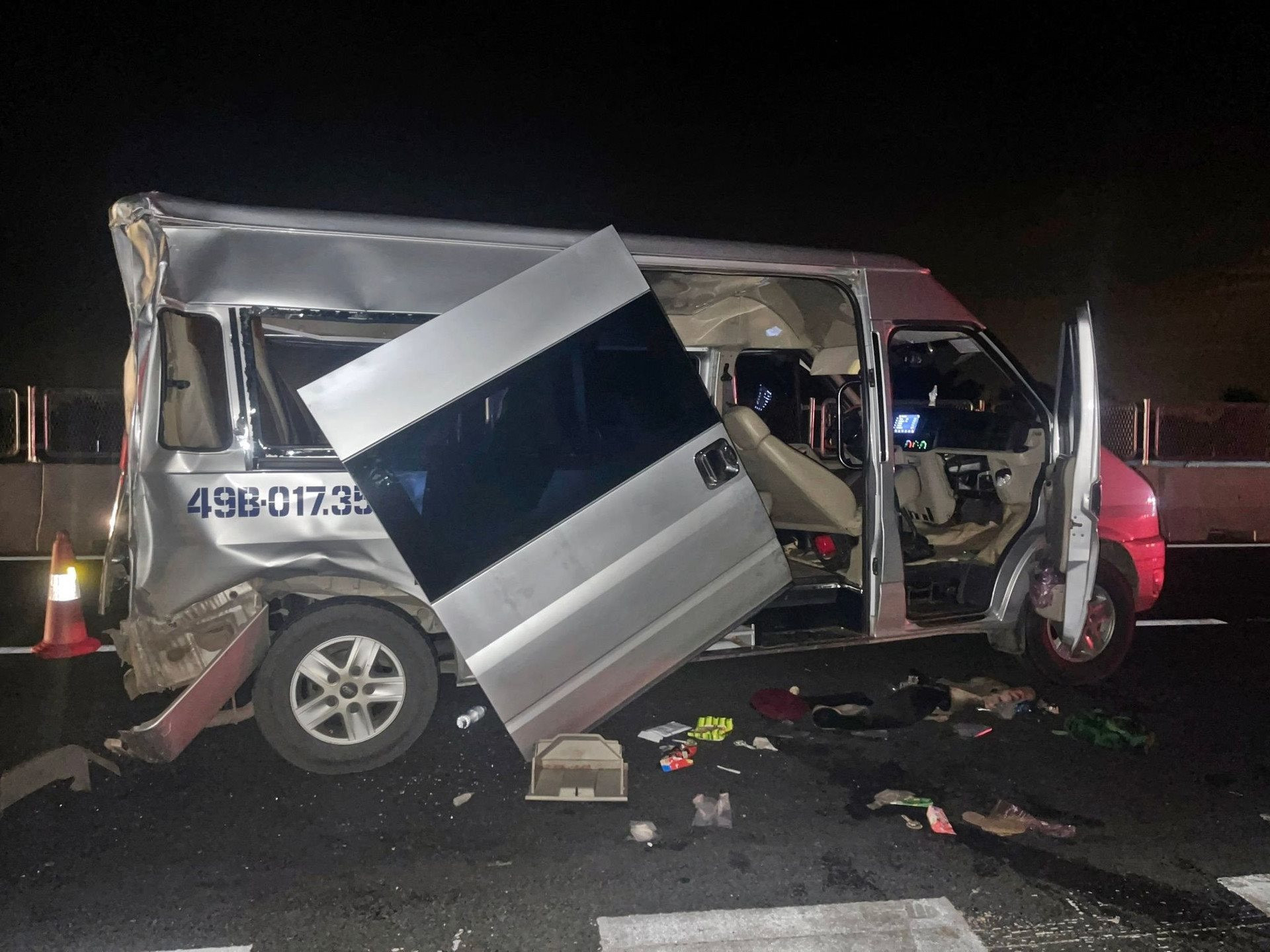Xe khách 16 chỗ sau khi dừng làn khẩn cấp và bị xe khách 45 chỗ tông từ phía sau trên cao tốc, làm 6 người bị thương.