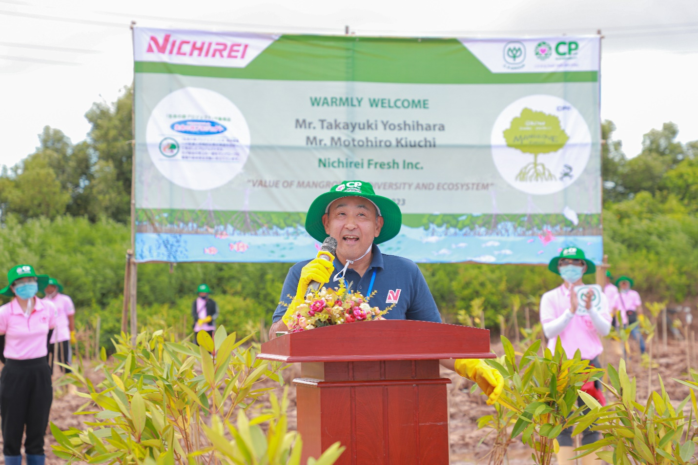 Ông Takayuki Yoshihara - Giám đốc điều hành công ty Nichirei Fresh Nhật Bản đã phát biểu tại chương trình và tham gia trồng cây