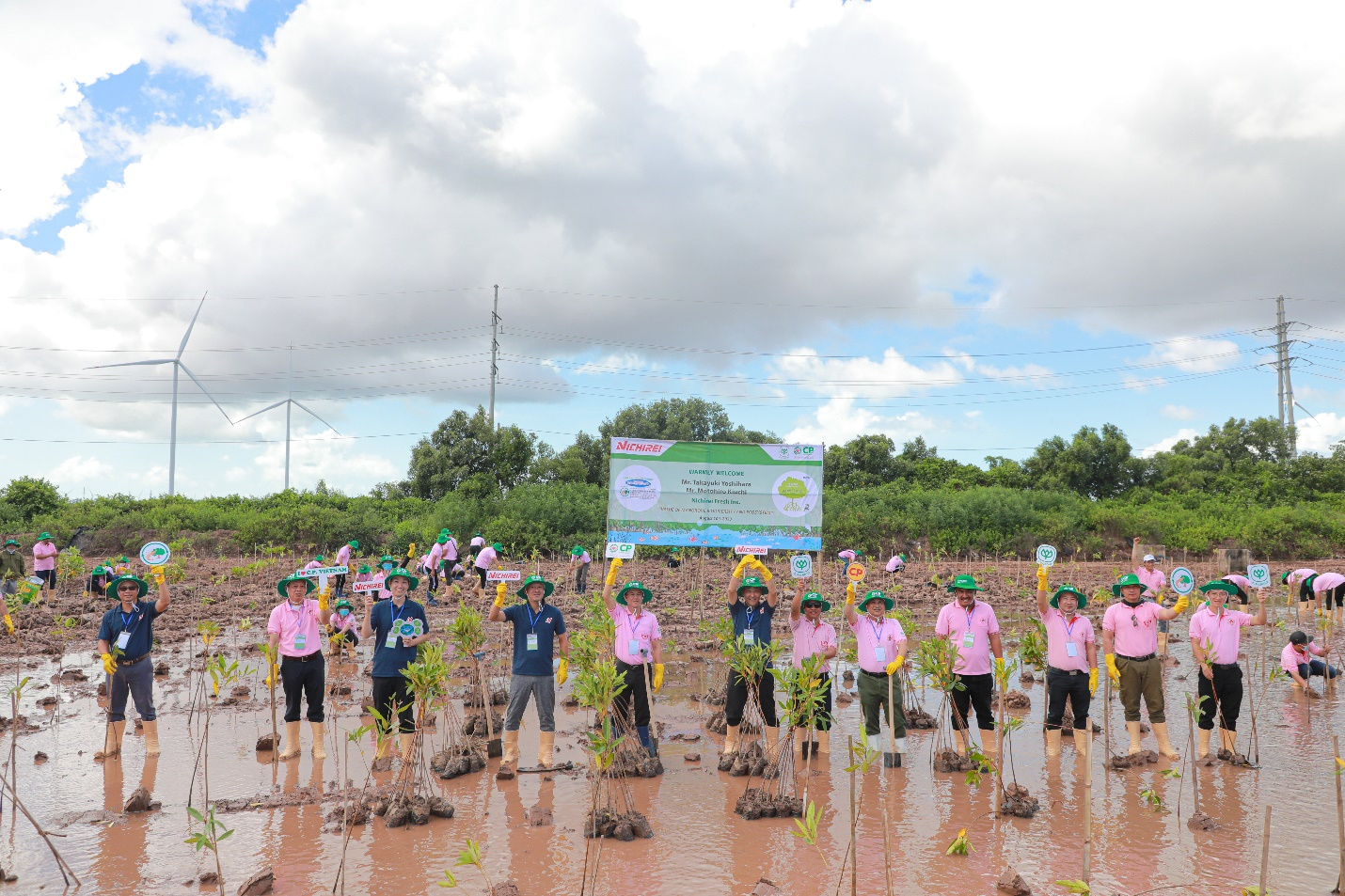 Các tình nguyện viên của C.P. Việt Nam và Nichirei Fresh Inc đang trồng cây tại vùng nuôi tôm thương phẩm của trại C.P. Bạc Liêu