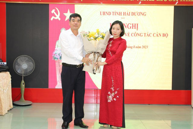 Ông Nguyễn Hồng Sơn, Trưởng ban Tổ chức Tỉnh ủy trao quyết định bổ nhiệm Giám đốc Sở Nội vụ cho bà Sái Thị Yến.