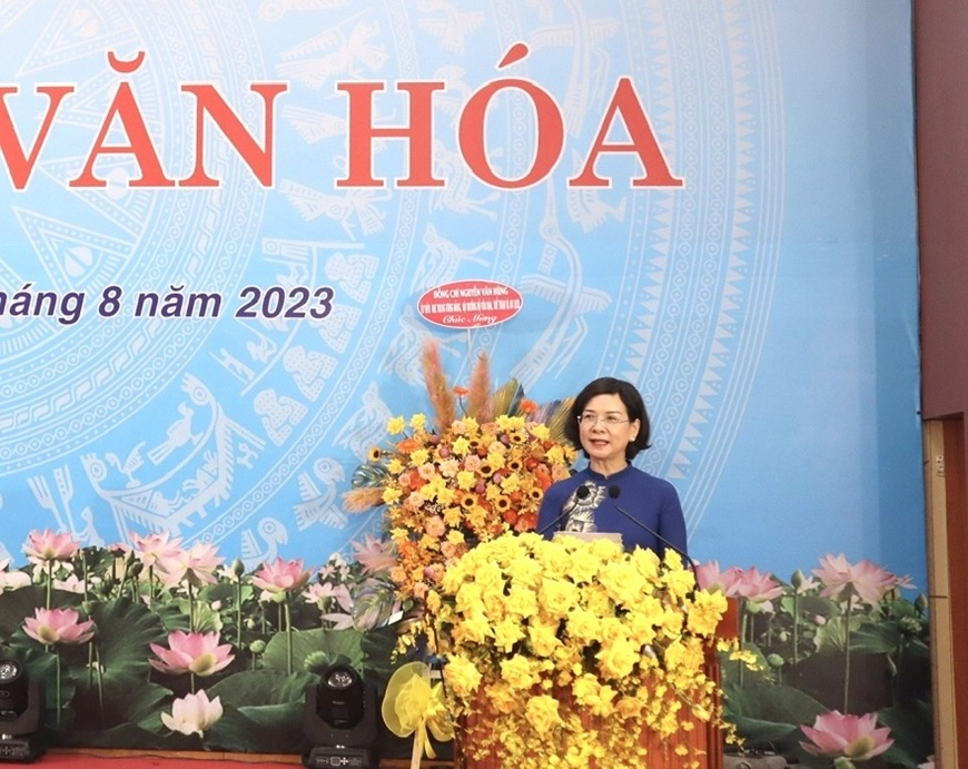 Đồng chí Trần Tuyết Minh, Phó chủ tịch UBND tỉnh Bình Phước báo cáo kết quả xây dựng và phát triển văn hóa, con người Bình Phước từ năm 1997 đến 2023.