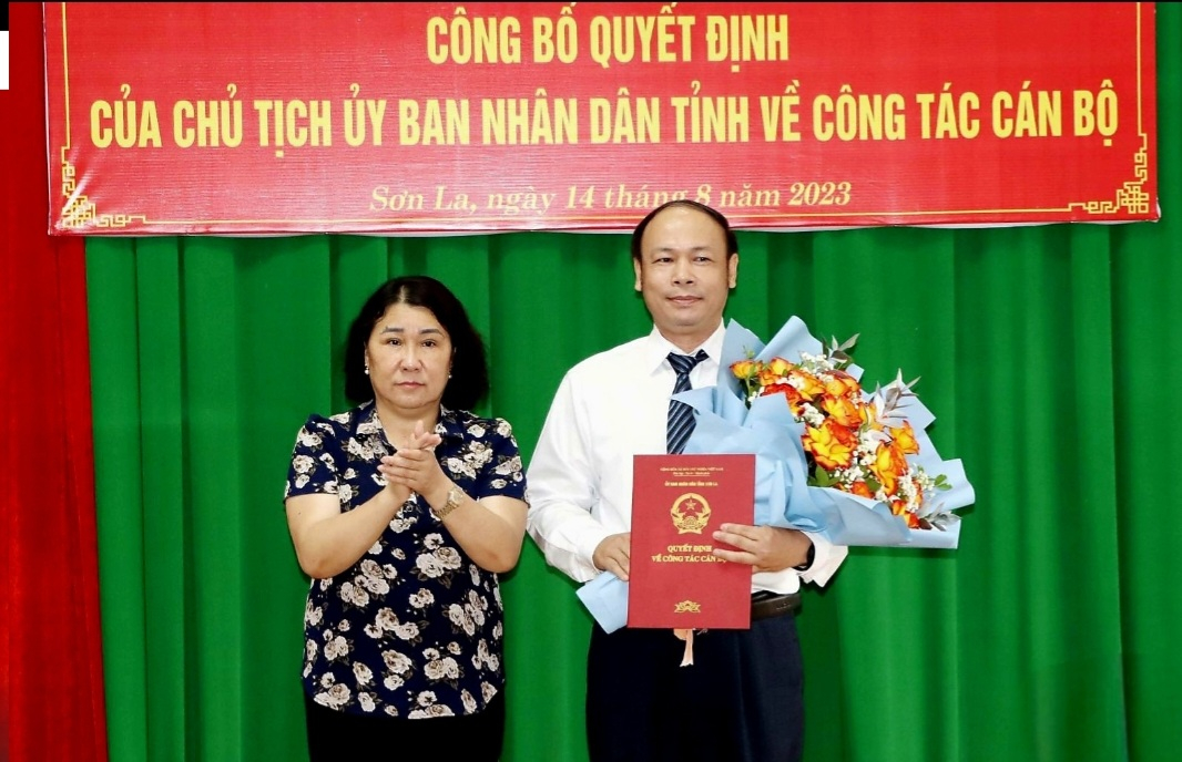 Bà Tráng Thị Xuân - Phó Chủ tịch Thường trực UBND tỉnh Sơn La trao quyết định cho ông Nguyễn Ngọc Quang.