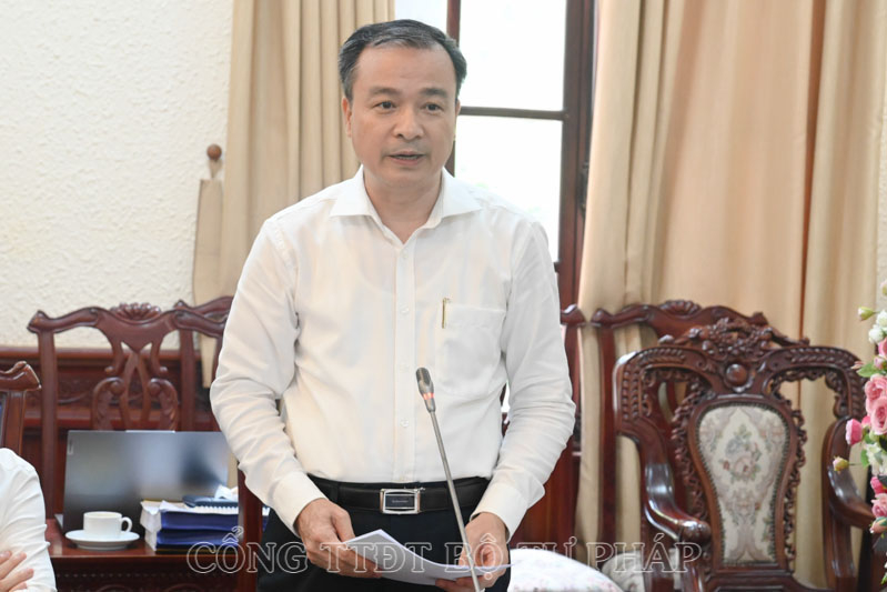 Đồng chí Nguyễn Hồng Tuyến, Vụ trưởng Vụ Các vấn đề chung về xây dựng pháp luật.
