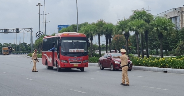 CSGT Công an Quảng Ninh ra quân tổng kiểm soát ôtô vận tải hành khách và container
