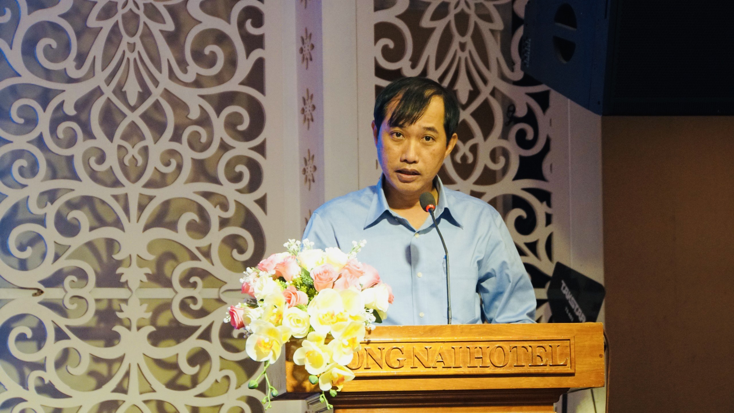 Ông Trần Vũ Hoài Hạ, Phó Giám đốc Sở KH-ĐT trình bày Tham luận tại Hội nghị.