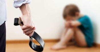 Cha mẹ bạo hành con cái, pháp luật xử lý ra sao?