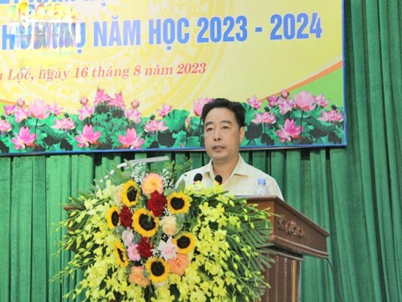 Ông Nguyễn Minh Hoàng, Phó Bí thư- Chủ tịch UBND huyện Hậu Lộc phát biểu và chỉ đạo hội nghị.