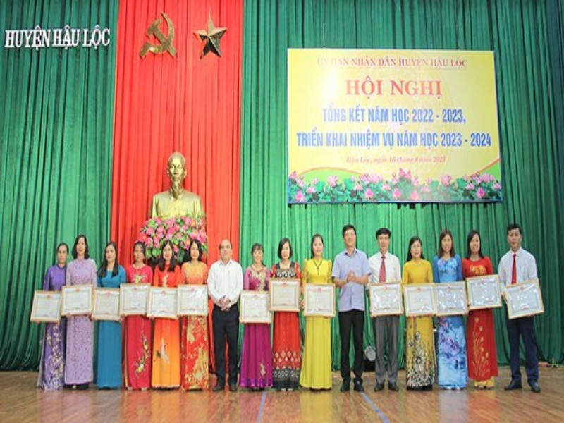 Lãnh đạo huyện Hậu Lộc tặng danh hiệu tập thể lao động tiên tiến xuất sắc năm học 2022 - 2023 của Chủ tịch UBND huyện cho 14 tập thể.