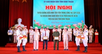 Công an tỉnh Bình Thuận khen thưởng những điển hình trong triển khai Đề án 06