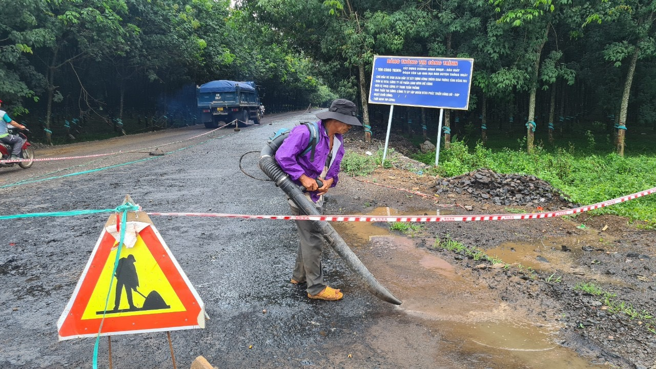 Đơn vị thi công đã thảm nhựa 1 bên đoạn đường Sông Nhạn – Dầu Giây đoạn đi qua huyện Thống Nhất.