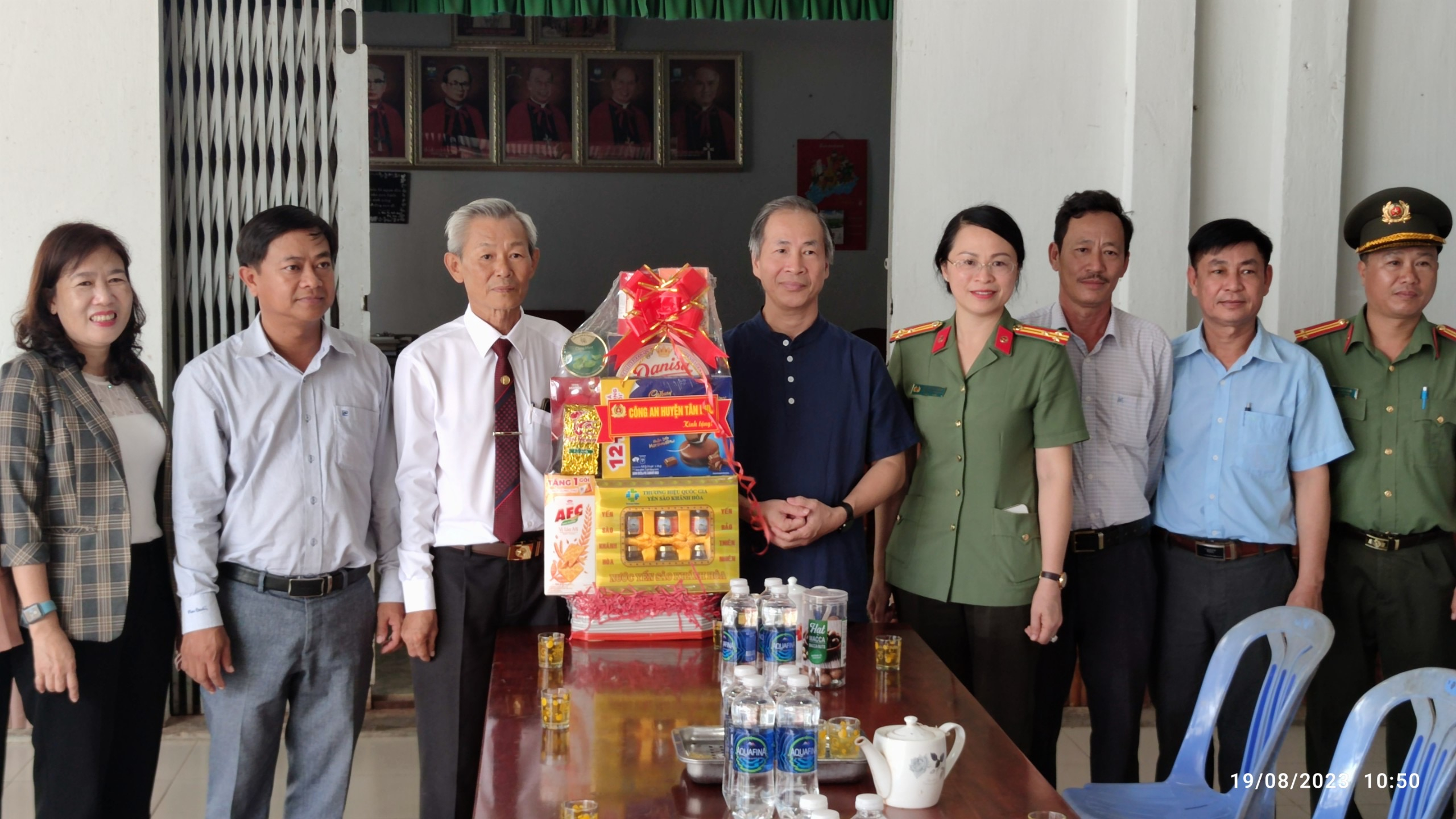 Đại diện các cơ quan ban, ngành huyện Tân Phú thăm tặng quà tại cơ sở tôn giáo.