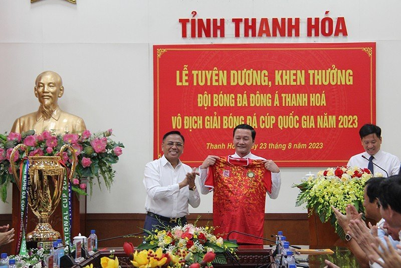 Chủ tịch CLB Bóng đá Đông Á Thanh Hóa tặng áo đấu cho Chủ tịch UBND tỉnh Đỗ Minh Tuấn. (Nguồn: UBND tỉnh Thanh Hoá)
