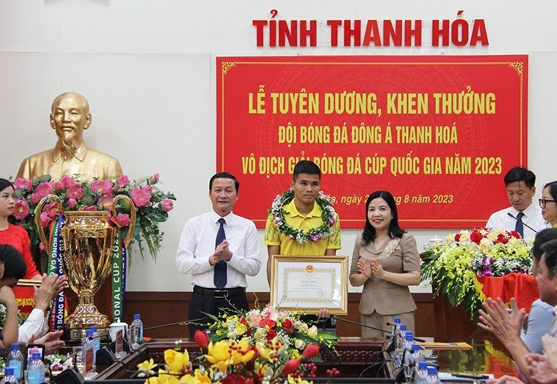 Chủ tịch UBND tỉnh Thanh Hoá trao tặng Bằng khen cho 3 tập thể và 53 cá nhân. (Nguồn: UBND tỉnh Thanh Hoá)