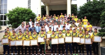 Khen thưởng đội bóng đá Đông Á Thanh Hóa sau chức vô địch Giải bóng đá Cúp Quốc gia năm 2023