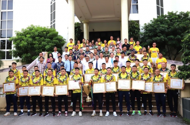 Khen thưởng đội bóng đá Đông Á Thanh Hóa sau chức vô địch Giải bóng đá Cúp Quốc gia năm 2023
