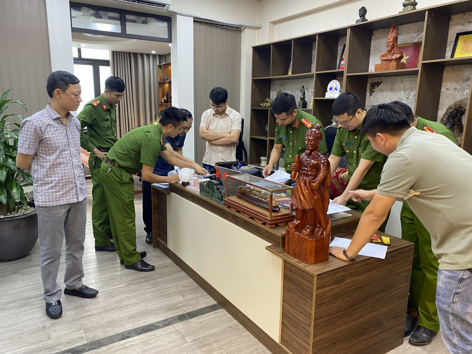 Cơ quan CSĐT Công an tỉnh Bắc Giang tiến hành khám xét khẩn cấp nơi làm việc của đối tượng Mạc Đăng Thanh. Ảnh Công an Bắc Giang