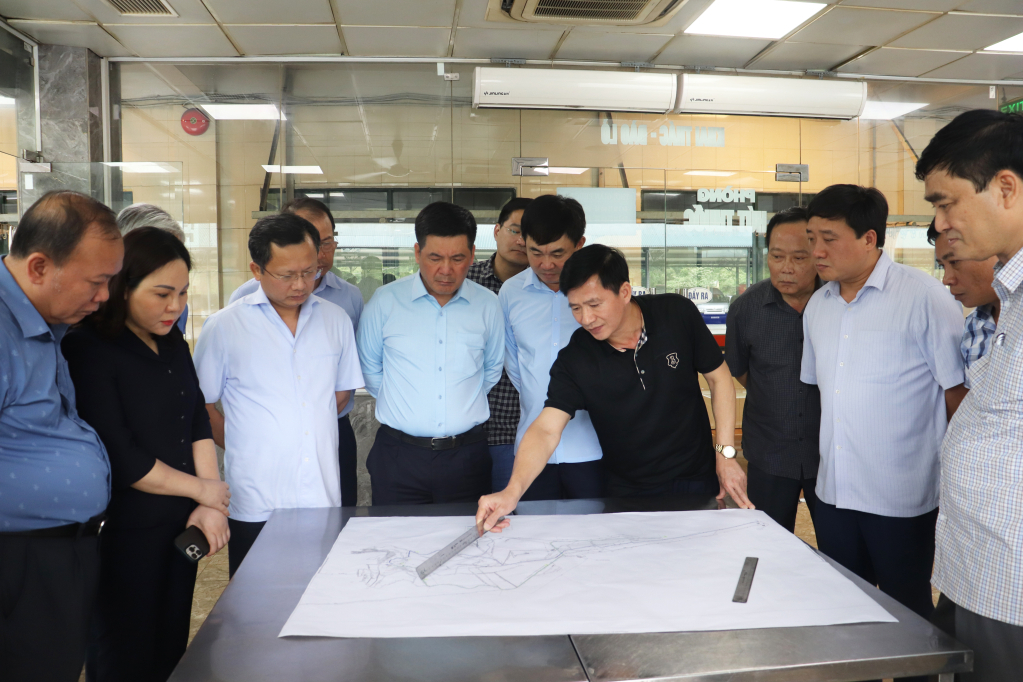 Bộ trưởng Bộ Công Thương Nguyễn Hồng Diên nghe lãnh đạo Tập đoàn TKV và Công ty Cổ phần Than Vàng Danh báo cáo về diễn biến của sự cố tai nạn lao động.