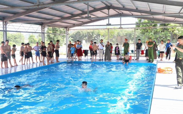 Hà Tĩnh: 100 học sinh miền núi hoàn thành khóa học bơi miễn phí