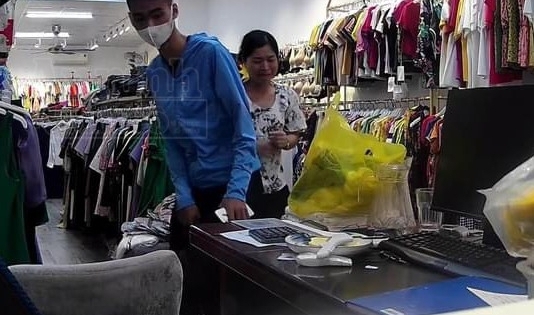 Bắt khẩn cấp nam thanh niên dí dao vào cổ chủ cửa hàng quần áo để cướp tài sản ở huyện Ứng Hoà