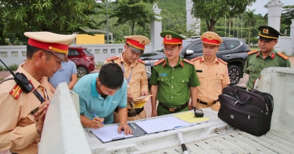 Nghệ An: Lập biên bản xử phạt 80 xe container và 958 xe khách vi phạm