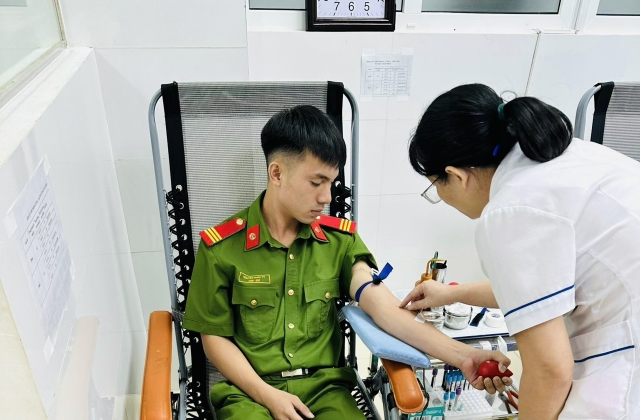 Thanh Hoá: Chiến sĩ công an hiến máu cứu người qua cơn nguy kịch