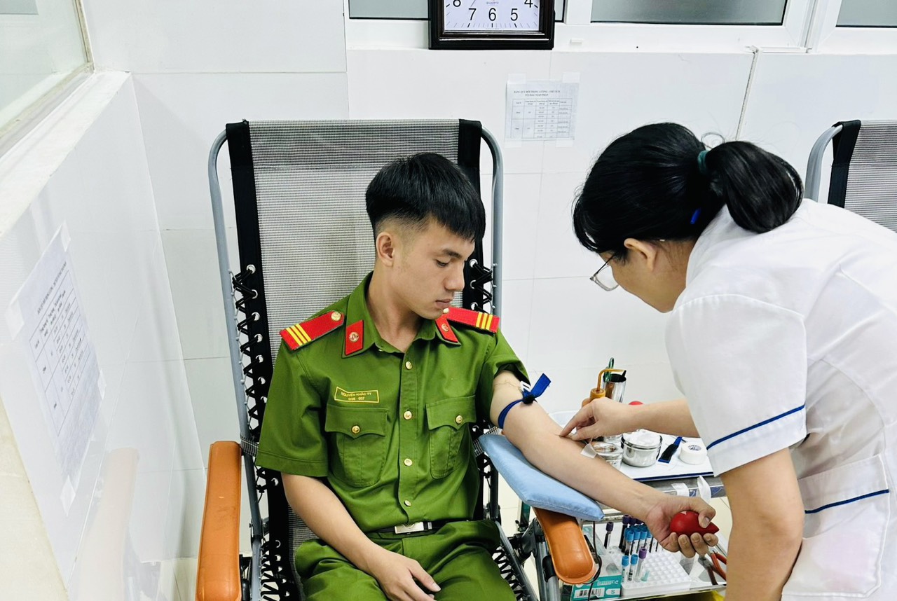 Thượng sĩ Nguyễn Khắc Tý hiến máu cứu người