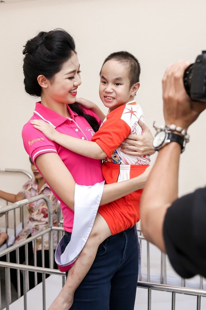 T&acirc;n Hoa hậu Đỗ Mỹ Linh vui Trung Thu sớm với trẻ em khuyết tật
