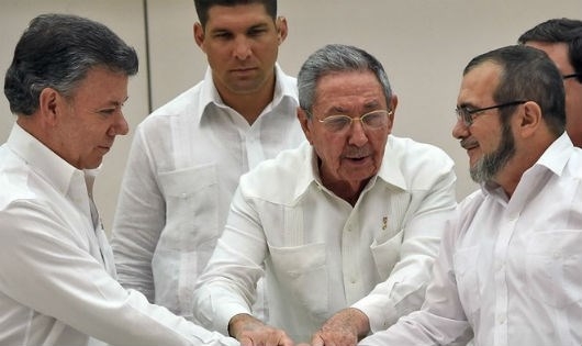 Thủ lĩnh FARC Timoleon Jimenez (phải) v&agrave; Tổng thống Colombia Juan Manuel Santos (tr&aacute;i), Chủ tịch Cuba Raul Castro (giữa) tại lễ k&yacute; kết thỏa thuận h&ograve;a b&igrave;nh ở La Habana. (Nguồn: AFP)