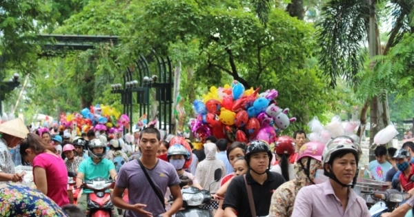 Hà Nội: Công viên Thủ Lệ "thất thủ" trước lượng khách đổ về quá lớn