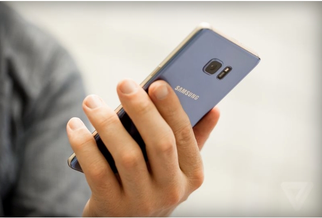 Samsung sẽ tiến h&agrave;nh thu hồi những chiếc Note 7 đ&atilde; b&aacute;n ra thị trường để khắc phục sự cố về pin tr&ecirc;n sản phẩm. Ảnh: The Verge.