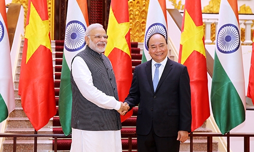 Thủ tướng Ấn Độ Narendra&nbsp;Modi, tr&aacute;i, c&ugrave;ng Thủ tướng Nguyễn Xu&acirc;n Ph&uacute;c tại buổi họp b&aacute;o s&aacute;ng nay. (Ảnh:&nbsp;Giang Huy)