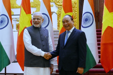 Thủ tướng Nguyễn Xu&acirc;n Ph&uacute;c v&agrave; Thủ tướng Ấn Độ Narendra Modi tại H&agrave; Nội ng&agrave;y 3/9. Ảnh: Tiến Tuấn.