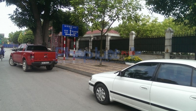 &Ocirc; t&ocirc; đỗ ngay trước cổng UBND huyện S&oacute;c Sơn.