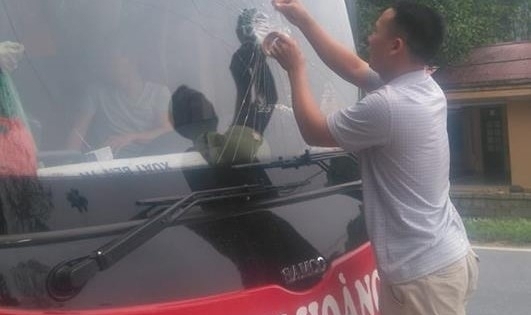 Tuyên Quang: Nhiều đối tượng ném vỡ kính xe khách khi đang chạy làm thú vui