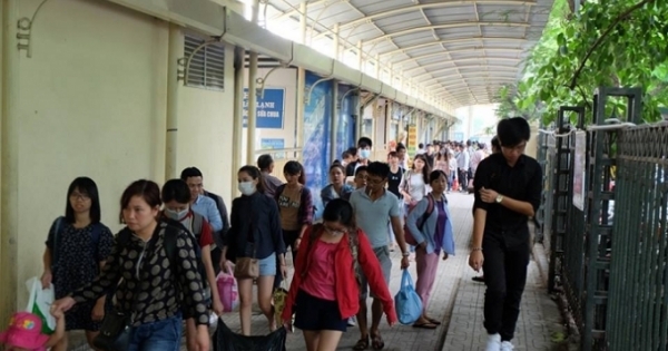 Hà Nội: Dòng người nườm nượp đổ về Thủ đô sau kỳ nghỉ lễ