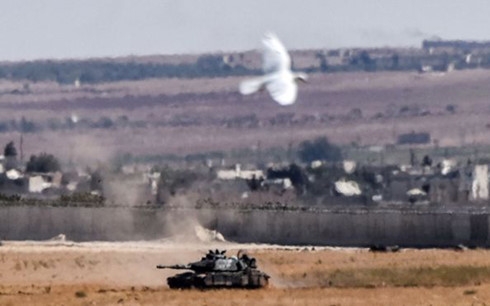 Xe tăng Thổ Nhĩ Kỳ hoạt động ở khu vực bi&ecirc;n giới với Syria. (Ảnh: AFP)