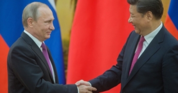 Tổng thống Nga Putin tặng một hộp kem cho Chủ tịch Trung Quốc Tập Cận Bình